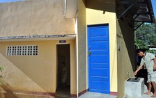 Thêm chuyện lạ về nhà vệ sinh trường học giá 