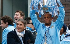 Thủ quân đội Manchester City Kompany đến VN