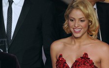 Shakira sát cánh Pique