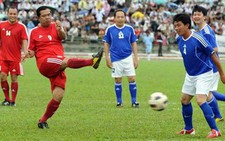 Thủ tướng Campuchia Hun Sen đá bóng