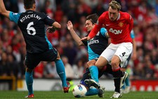 Phil Jones lần đầu được triệu tập vào tuyển Anh