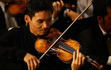 Nghệ sĩ violon Nguyễn Hữu Nguyên hòa nhạc cùng bạn bè