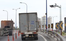 Ghi hình xử phạt xe quá tốc độ trên cầu vượt Cát Lái