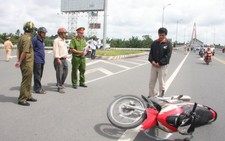 Bắt đối tượng tông xe vào công an