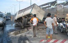 Đâm vào dải phân cách, xe tải rớt 2 bánh trước