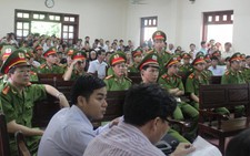 Dân Vĩnh Phúc dầm mưa đi xem xử vụ 
