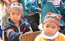 Học trò Bản Khoang ngơ ngác khai giảng muộn