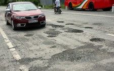 Ổ gà dày đặc quốc lộ 50