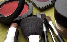 Mẹo nhỏ giúp làm sạch dụng cụ trang điểm