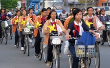 Đừng để phụ huynh mua giấy vụn làm 
