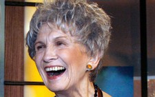 Nữ văn sĩ Canada đoạt giải Nobel Văn học