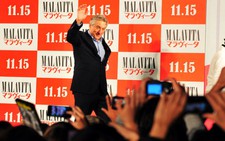 Rừng người hâm mộ vây quanh Robert De Niro ở Tokyo