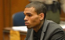 Bắt ca sĩ giải Grammy Chris Brown vì đấm mặt người khác