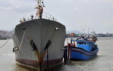 Tàu hải quân cứu 10 ngư dân gặp nạn