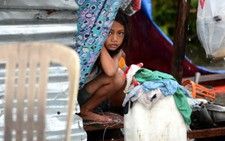 Nạn nhân bão Haiyan uống bất kỳ nguồn nước nào tìm được