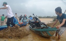Mong manh những chiếc ghe đưa người vượt lũ