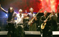 Rock cùng Bức Tường
