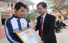 Tặng huy hiệu 