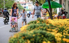 Du khách thích thú với tết Việt ở phố biển Nha Trang