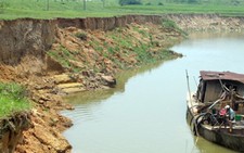 Khởi tố 8 