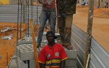 Sang Angola làm việc hợp pháp