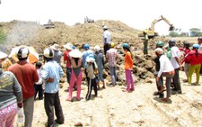 Điều xe cuốc đến san lấp mặt ruộng 