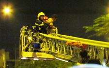 Cảnh sát PCCC bắc thang cứu một thanh niên định nhảy lầu