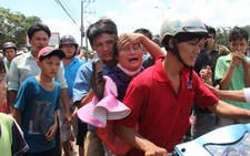 Dân giữ môtô công an, đòi làm rõ vụ thanh niên bị thương