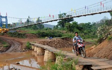 Khánh thành cầu treo Sam Lang, thôi chui túi nilông qua suối
