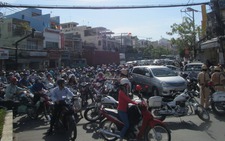 Xe quá khổ mắc kẹt, cầu Tân Thuận thành bãi xe hỗn loạn