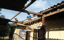 Lốc xoáy kèm mưa đá, hàng trăm ngôi nhà tốc mái