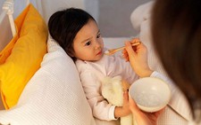 Những điều cha mẹ cần biết trong việc chăm sóc trẻ bệnh
