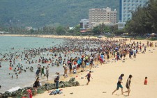 Tết Đoan Ngọ, hàng ngàn người tắm biển 