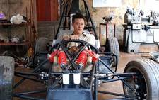 Sinh viên chế tạo 