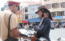 Chưa xử phạt người đội mũ bảo hiểm 
