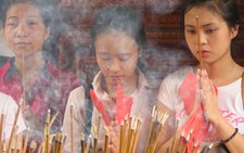 Hàng ngàn sĩ tử đổ về Văn Miếu cầu may