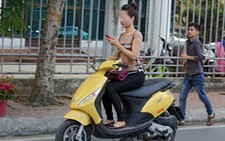 Người Hà Nội đi ra đường vô tư đến...bình thường