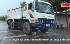 Dừng chờ đèn đỏ, ba xe gắn máy bị xe tải cán