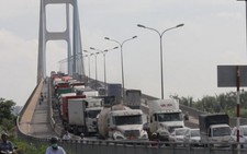 Hàng trăm xe tải, xe container lại 