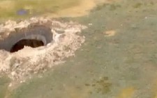 Video: hố khổng lồ bí ấn xuất hiện gần 