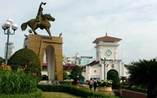 Nhiều người chụp ảnh lưu niệm với tượng Trần Nguyên Hãn