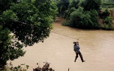 Lại đu cáp qua sông, 