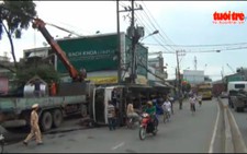 Xe chở hàng chục tấn thép lật nhào