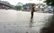 Dông lớn, Hà Nội ngập nặng, giao thông đình trệ