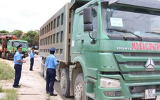 Tài xế đóng cửa, không cho kiểm tra xe quá tải
