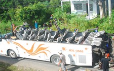 Xe khách vướng cầu vượt văng mui