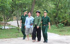 Bắt 8 người Mông vượt biên sang Lào
