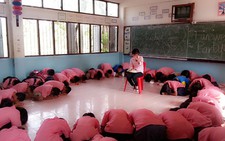 Cô giáo, đừng về Việt Nam! 