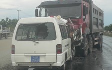 Xe cấp cứu tông xe tải, bé 7 tháng tử vong