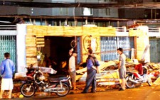 Mái hiên bê tông đổ sập đè 5 xe máy